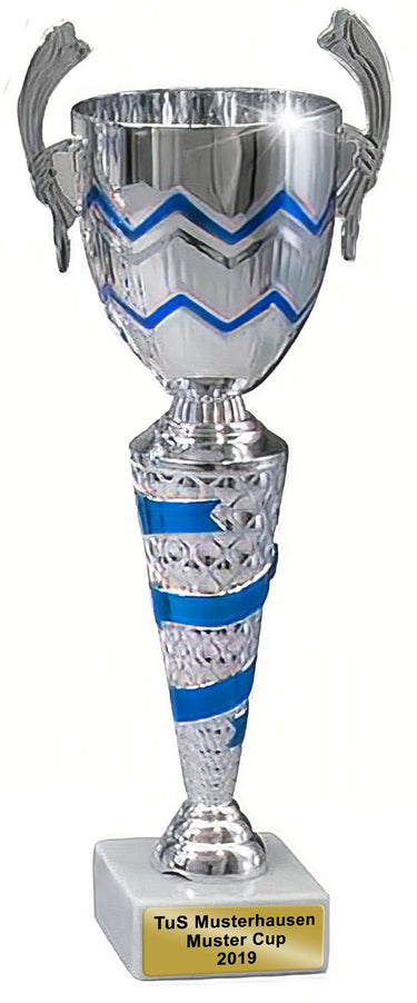 Eine silberne Trophäe mit blauen Akzenten und einer Plakette mit der Aufschrift „TuS Musterhausen Muster Cup 2019“. Dieser Pokal Wolfsburg 6-er Pokalserie 350 mm – 543 mm PK740550-6 dient als geschätztes Erinnerungsstück für das siegreiche Team.